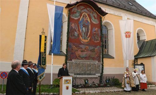 Bürgermeister Christoph Schneider (Mitte) hält eine Rede. Daneben stehen Vorsitzender Erich Rasinger (links) und die Fahnenabordnung mit Sepp Leitner, Andreas Leitner und Volker Sennhenn.Fotos Schwitteck