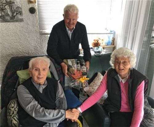 Bürgermeister Erwin Baumgartner überbrachte die Glückwünsche der Stadt mit einem Korb voller Neumarkter Spezialitäten. Foto jaensch