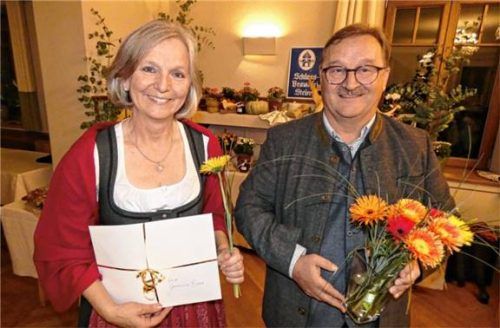 Bürgermeister Gerhard Wirnshofer gratulierte der Vorsitzenden des Erlstätter Gartenbauvereins, Angela Wirnshofer, zum 95-jährigen Bestehen des Vereins.Foto  Müller