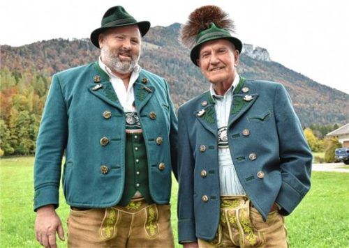 Bürgermeister Josef Loferer (links) gratuliert dem vielfältig engagierten Hannes Prasser zu seinem 80. Geburtstag. Foto Wunderlich