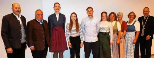 Bürgermeister Max Singer (rechts) und seine Stellvertreter (von links) Christian Bergener und Sepp Rauscher mit den ausgezeichneten Sportlern Marie Heide, Melanie Weber, Andreas Hirtlreiter, Rebecca Reiter, Barbara Guggemos, Heidi Holzmeier und Kathi Angermaier. Fotos strim