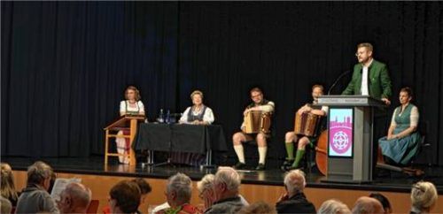 Bürgermeister Michael Hetzl und die Maxing Musi auf der Bühne. Foto RE