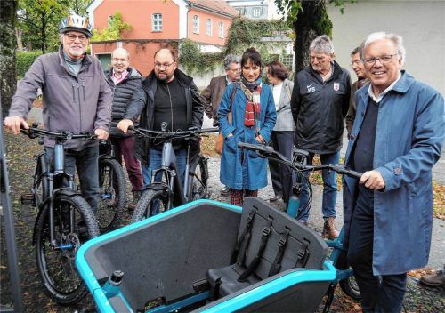 Bürgermeister Michael Kölbl (rechts) und Stadträte nehmen die neuen E-Bikes der Verleihstation am Gries in Wasserburg in Augenschein. Foto Weithofer
