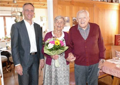 Bürgermeister Robert Pötzsch gratulierte Anna und Hans Brunnhuber zur diamantenen Hochzeit. Foto bachmaier