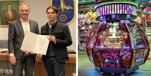 Bürgermeister Robert Pötzsch (links) zeichnet Julian Zinnecker für sein beherztes Eingreifen aus: Er hat auf dem Waldkraiburger Volksfest einem Mann das Leben gerettet. Foto Lohmann - Imago/imagebroker