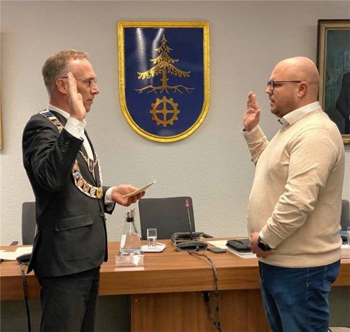 Bürgermeister Robert Pötzsch vereidigt Christian Goertz als neuen Stadtrat.Foto  Lohmann