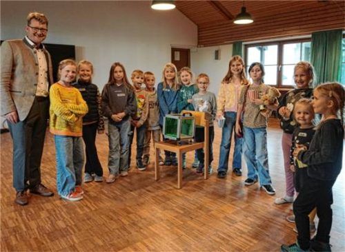 Bürgermeister Roland Kamhuber (links) zog das Los für den Gewinn auf der Lesefest-Party vom Büchereiteam. Foto sutherland