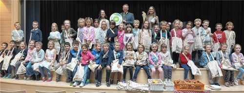 Bürgermeister Stephan Schlier (hinten Mitte) freute sich über das Interesse der Kinder an gesunder Nahrung.Foto ÖMR