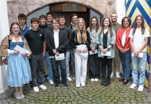 Bürgermeisterin Petra Jackl (Zweite von rechts) mit den jungen Bürgern, die von der Marktgemeinde Kraiburg für ihren guten Abschluss geehrt wurden. Foto bachmaier