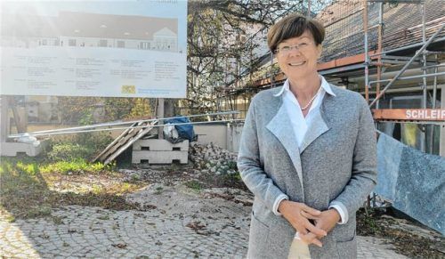 Bürgermeisterin Sissi Schätz vor ihrem Herzensprojekt: dem Zehentstadel. Foto Huber