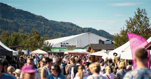 Buntes Markttreiben lockt zahlreiche Gäste aus nah und fern.