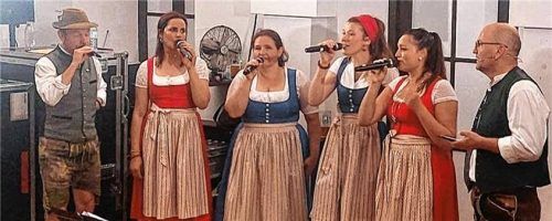 Chaingang begleitet die Vernissage musikalisch. Foto re