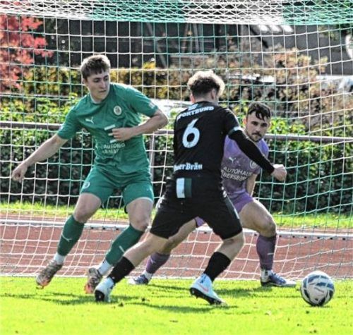 Chance für den Rosenheimer Mike Kumberger im Heimspiel gegen den TSV Ebersberg.Foto Franz Ruprecht