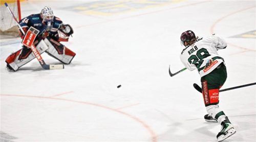 Chance für die Starbulls im ersten Drittel: Dominik Kolb scheitert bei seinem Alleingang an Freiburgs Torhüter Patrik Cerveny.Foto Achim Keller