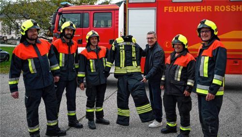 Chic, chic: Bürgermeister Georg Huber (Dritter von rechts) übergab die neuen Einsatzgarnituren an (von links) Johannes Huber, Martin Deindl, Kommandant Andreas Huber, Martin Huber und Markus Wörndl.Foto Deindl