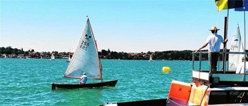 Chiemseeplätten-Meister Gerald Metz vom Seebrucker RV (Nummer 255) auf dem Wasser.Foto Niessen
