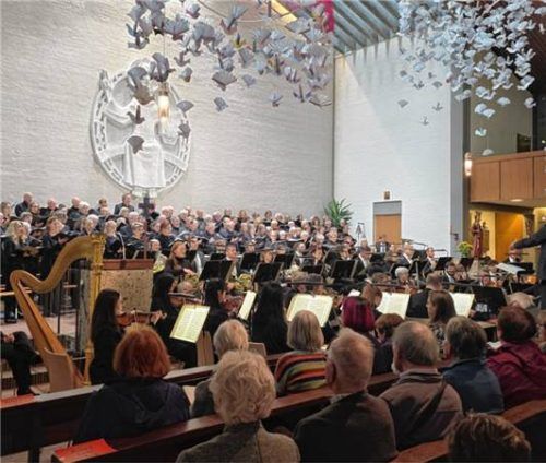 Chor und Orchester unter Friedenstauben beim Deutschen Requiem von Brahms. Foto re