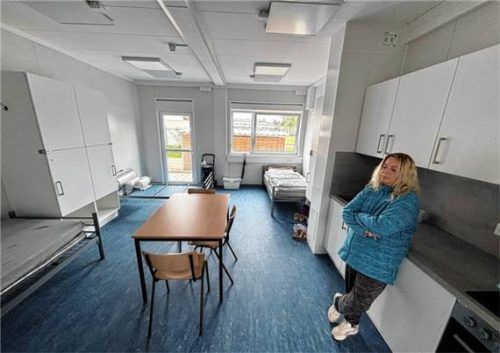 Claudia Fers in ihrem Zimmer in der neuen Notunterkunft für Obdachlose. Die 27 Quadratmeter müsste sie sich mit zwei anderen teilen. Dagegen hat sie jetzt geklagt. Foto  Honervogt