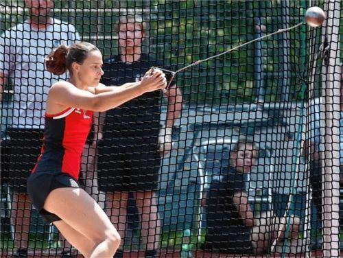 Claudia Rett, hier beim Hammerwurf, wurde vierfache bayerische Meisterin bei den Frauen. Foto Stuffer