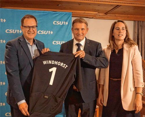 CSU-Generalsekretär und Kreisvorsitzender Martin Huber (links) und Geschäftsführerin Carolin Auer beglückwünschen Dr. Tobias Windhorst mit einem Fahrradshirt zur offiziellen Nominierung als Landratskandidat der CSU. Foto  Becker