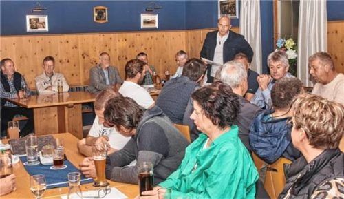 CSU-Ortsvorsitzender Ambros Seelos leitete die Informationsveranstaltung zur Kommunalwahl und freute sich mit anderen Parteimitgliedern und Bürgervertretern über das rege Interesse der Teilnehmer und Sympathisanten. Foto Kretschko
