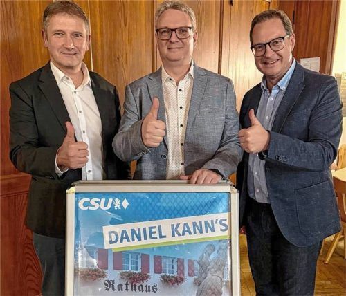 Daniel Blaschke (Mitte) möchte Nachfolger von Tögings Bürgermeister Dr. Tobias Windhorst (links) werden. Auch Stadtrat und CSU-Generalsekretär Martin Huber unterstützt die Kandidatur. Foto Becker