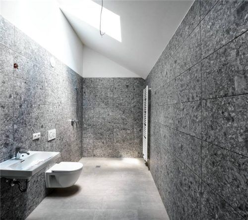 Das Badezimmer im Dachgeschoss mit bodengleicher Dusche.