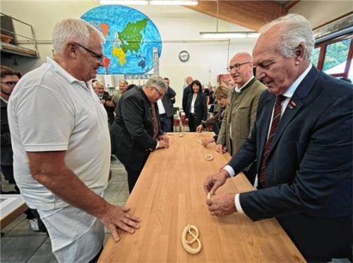 Das Bäckerhandwerk gab beim traditionellen Brezendrehen die Möglichkeit zum aktiven Mitmachen. Innungsobermeister Stefan Neumeier (links) leitete die Besucher, darunter Franz Xaver Peteranderl (rechts), Präsident der Handwerkskammer für München und Oberbayern, an.