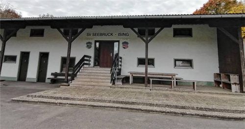 Das Dach der Seebrucker Turnhalle muss dringend saniert werden. Nach dem Willen des Gemeinderats sollte das Dach nicht nur ertüchtigt, sondern auch energetisch saniert werden. Die Kosten dafür müssen aber erst noch ermittelt werden. Foto Rasch