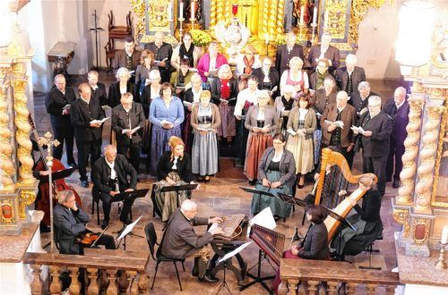 Das Ensemble Hans Berger und der Montini-Chor beim Festakt „30 Jahre Bayernbund Kreisverband Rosenheim“ im Münster Frauenchiemsee.