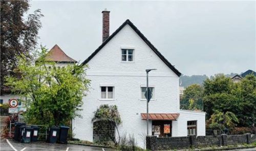 Das Gebäude in der Rosenheimer Straße 10 hat eine lange Geschichte. Nun wird mit der Eröffnung des „Ateliers R10“ ein neues Kapitel aufgeschlagen. Möglich macht das ein Schachzug seiner ehemaligen Besitzerin.
