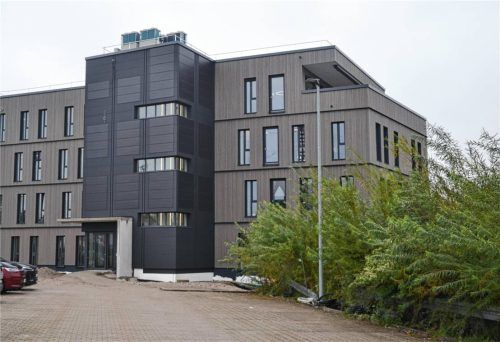 Das Gebäude prägt das Gesicht des nördlichen Bahnhofplatzes in Traunstein. Foto xe