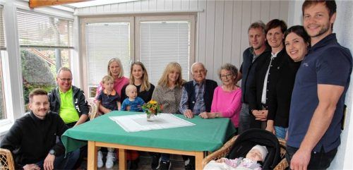 Das Geburtstagskind mit Familie: (von links) Enkel Roman Ernst, Gemeindereferent Bernhard Schweiger, Tochter Bettina Wennrich, Enkelin Luise Wennrich mit den Urenkeln Anton und Paul, Tochter Margit Ernst, Konrad und Irene Kellner, Schwiegersohn Raimund Ernst, Bürgermeisterin Irmgard Hibler, Romina Greckl mit Enkel Michael Ernst und Urenkelin Paulina.Foto dinger