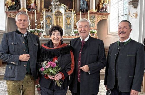 Das „Goldpaar“ Franz Xaver und Edeltraud Heinritzi, „eingerahmt“ von Pfarrer Augustin Butacu (rechts) und Bürgermeister Richard Richter (links) in der Pfarrkirche St. Michael in Götting, wo 1975 die kirchliche Trauung stattfand. Foto baumann