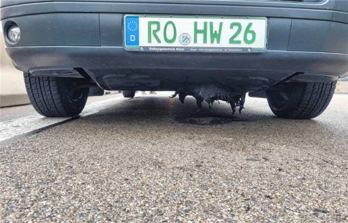 Das Hospizmobil ist ein wirtschaftlicher Totalschaden. Ein Brand im Motorraum fraß sich sogar durch die Bodenplatte des VW-Transporters.Foto BRK Rosenheim