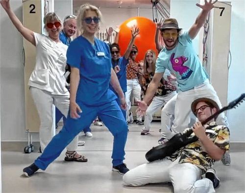 Das Leben ist schön, auch mit schwerer Behinderung: Das Team der „Jerwa“ schenkt Betroffenen Lebensqualität und Lebensfreude – mit Empathie und multiprofessioneller medizinischer und therapeutischer Versorgung. Foto Schön Klinik