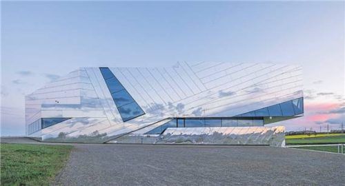 Das „Paläon“, ein Forschungsmuseum in Schöningen, Niedersachsen, verschwindet mit verspiegelten Fassaden beinahe in der Landschaft. Foto IMAGO/Westend61