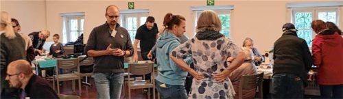 Das Pfarrheim war gut besucht – von Reparatursuchenden und Helfern. Foto stache