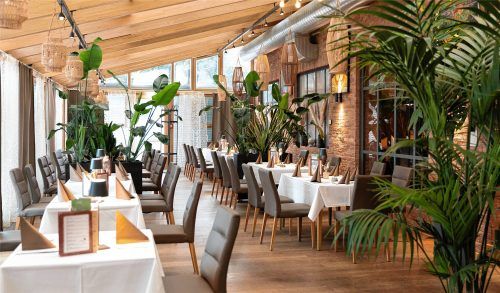 Das Restaurant bietet Raum für Firmen-, Familienfeiern und Tagungen – bis zu 140 Gäste finden im Wintergarten eine passende Umgebung. Fotos Thomas Esser