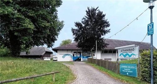 Das rund 50 Jahre alte Strandbad-Gebäude in Seebruck muss saniert oder sogar neu gebaut werden. Bürgermeister Martin Bartlweber drängt auf eine Entscheidung.Foto Rasch