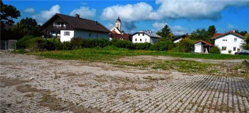 Das seit mehreren Jahren brachliegende Grundstück am Kellerberg in Feldkirchen soll mit drei Mehrfamilienhäusern bebaut werden. Foto merk
