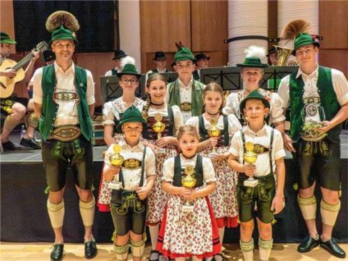 Das sind die Sieger des Vereinspreisplattelns: In der ersten Reihe freuen sich (jeweils von links) Lorenz Sturma, Aurelia Höglauer und Vitus Brandstätter. Dahinter stehen Theresa Loider und Sophie Edfelder. In der letzten Reihe haben Anton Edfelder, Cäcilia Stocker, Kilian Auer, Johanna Fritschka und Felix Gropper Aufstellung genommen.Foto  Flug