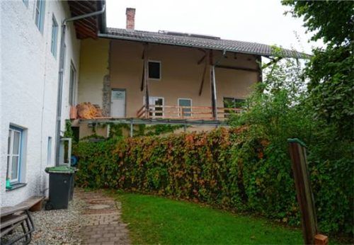Das sogenannte Tessmannhaus in Höhenrain (rechts) soll abgerissen werden, damit der Kindergarten (links) erweitert werden kann. Foto merk