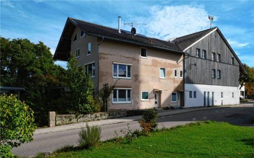 Das sogenannte „Tessmannhaus“ (links) soll abgebrochen werden, damit der Kindergarten erweitert werden kann. Foto  Merk