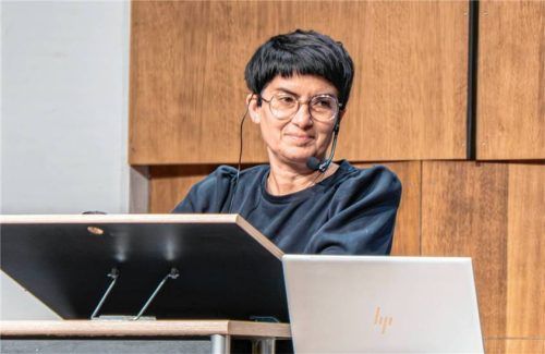 Das Thema „Gemeinsam bauen“ stellte die Architektin und Referentin Natalie Schaller in der Unterwössner Achentalhalle vor. Foto Flug