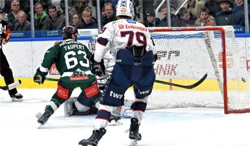 Das Tor zum 2:0: Mit dem ersten Powerplay-Tor auf heimischem Eis, sorgte Jordan Taupert (links) für eine Saison-Premiere. Foto Hans-Jürgen Ziegler