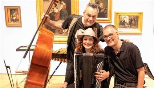 Das Trio Mi.S.S. mit Stephan von Clarmann, Michaela Bauer und Stephan Glaubitz spielt die „Carmina Burana“. Foto Trio MiSS