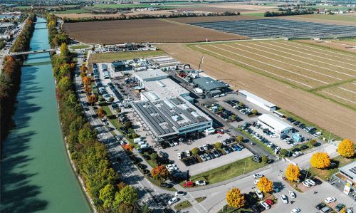 Das umgebaute Gelände am Innkanal bietet jetzt Platz für einen umfangreichen Automobilcampus mit Werkstätten, Verkaufsgebäuden und viel Platz für Service und Dienstleistung. Foto Jonas Schöpf/SML Solution