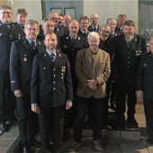 <p>Das Verdienstkreuz in Gold gab es für die Floriansjünger, die seit 40 Jahren Dienst am Nächsten verrichten. Insgesamt 15 Personen hatte Bürgermeister Erwin Baumgartner auf seiner Ehrungsliste stehen.Fotos Stadt Neumarkt-St. Veit</p>