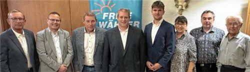 Dem einstimmig gewählten Bürgermeisterkandidaten Michael Stockinger (Mitte) gratulierten (von links) Kreisvorsitzender Dieter Wüst, FW-Landtagsabgeordneter Markus Saller, Stadtrat Klaus Maier, der stellvertretende Ortsvorsitzende Konstantin Gruber sowie die Stadträte Brigitte Gruber, Alexander Wittmann und Josef Neuberger. Foto becker